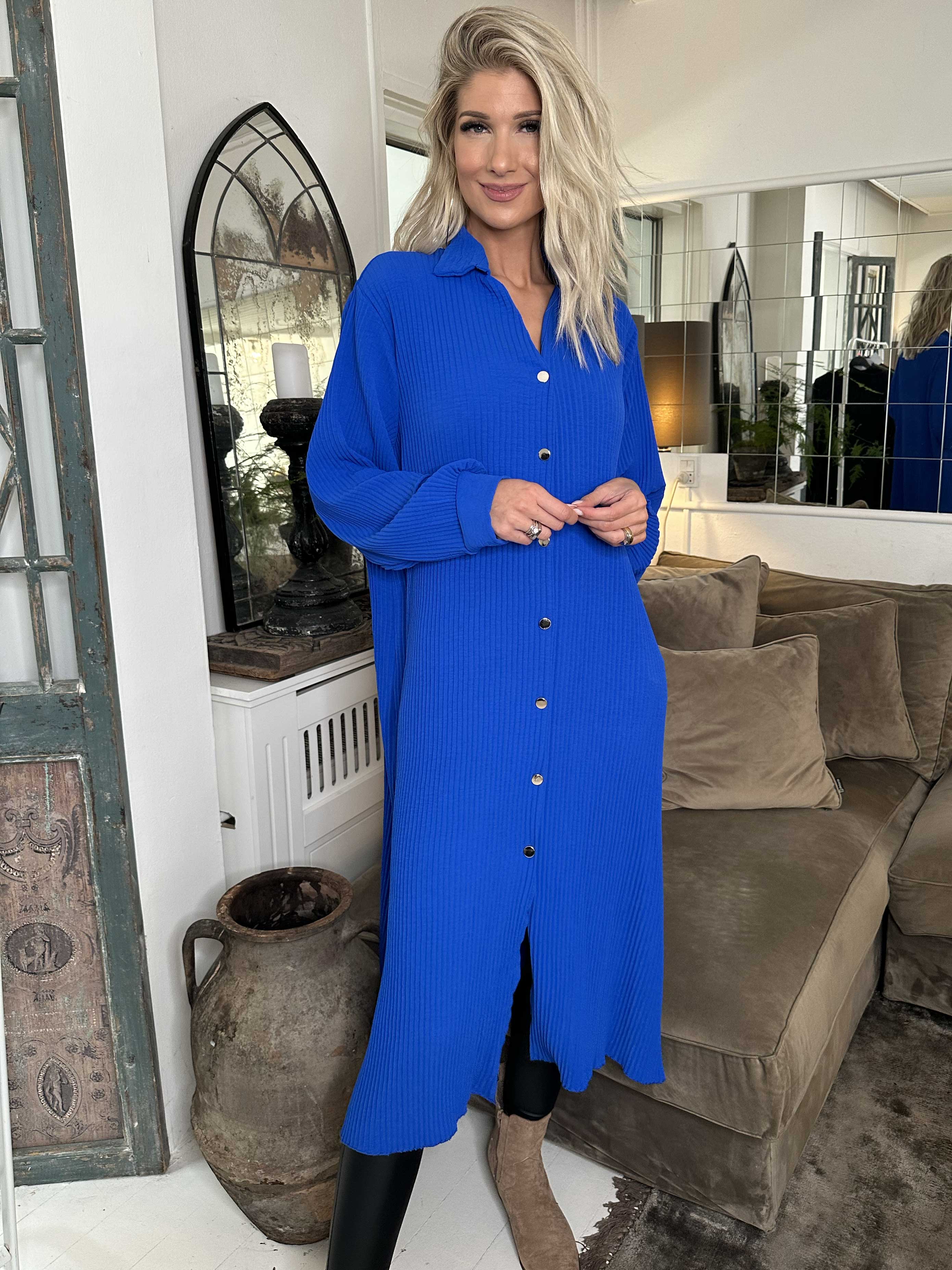 Lenora - Lång plisserad klänning med knappar